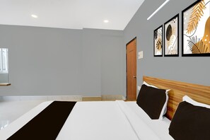 Room - DeluxeHotel Santosh Palace (Prayagraj)