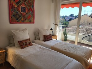 2 chambres, fer et planche à repasser, Wi-Fi, draps fournis