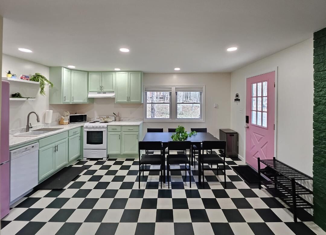 Coffee/tea maker, fridge, oven, stovetop