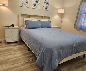 Room - Charming Pocono Bungalow with Firepit, Grill, Outdoor seating, Walk to Lake (Pocono Lake)