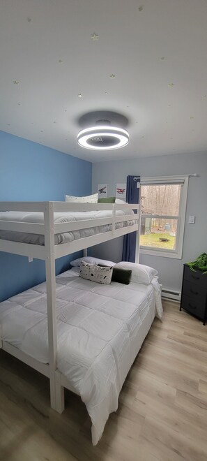 3 bedrooms, WiFi, bed sheets - Charming Pocono Bungalow with Firepit, Grill, Outdoor seating, Walk to Lake (Pocono Lake)