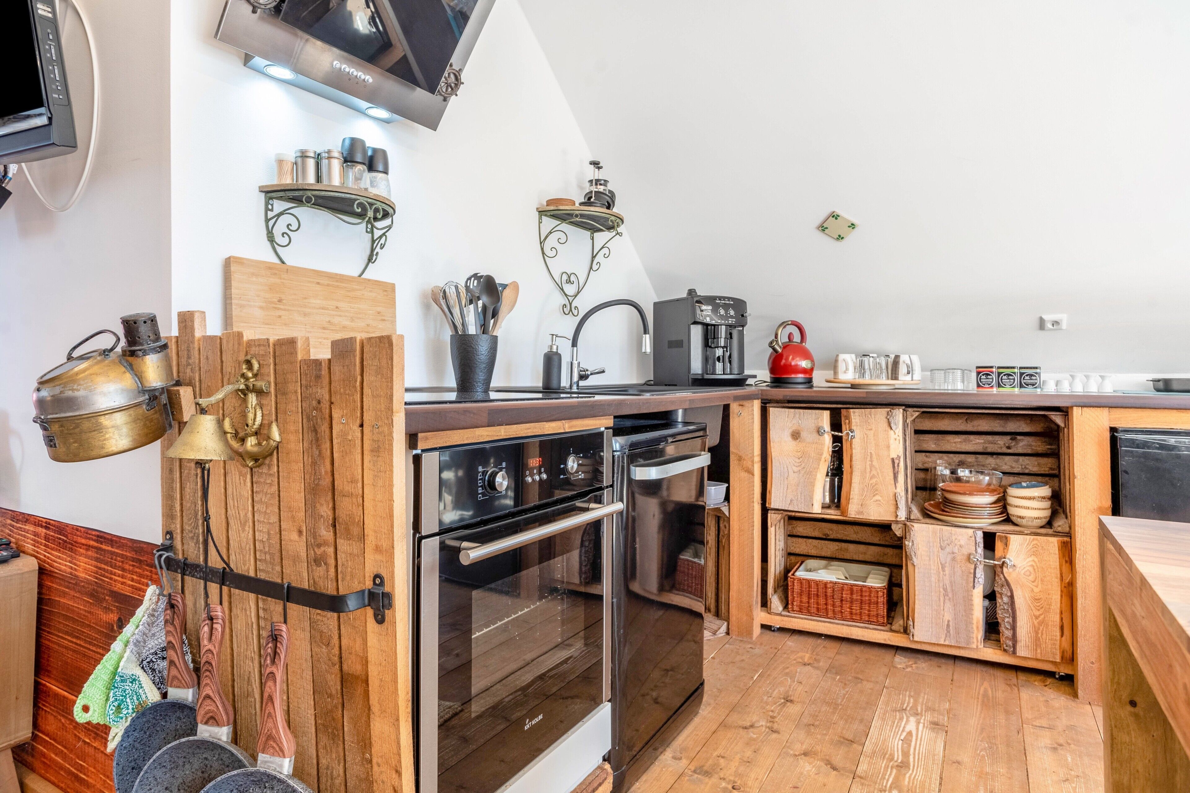 Fridge, oven, stovetop, dishwasher