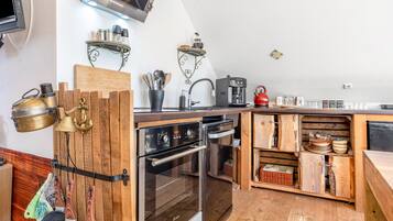 Fridge, oven, stovetop, dishwasher