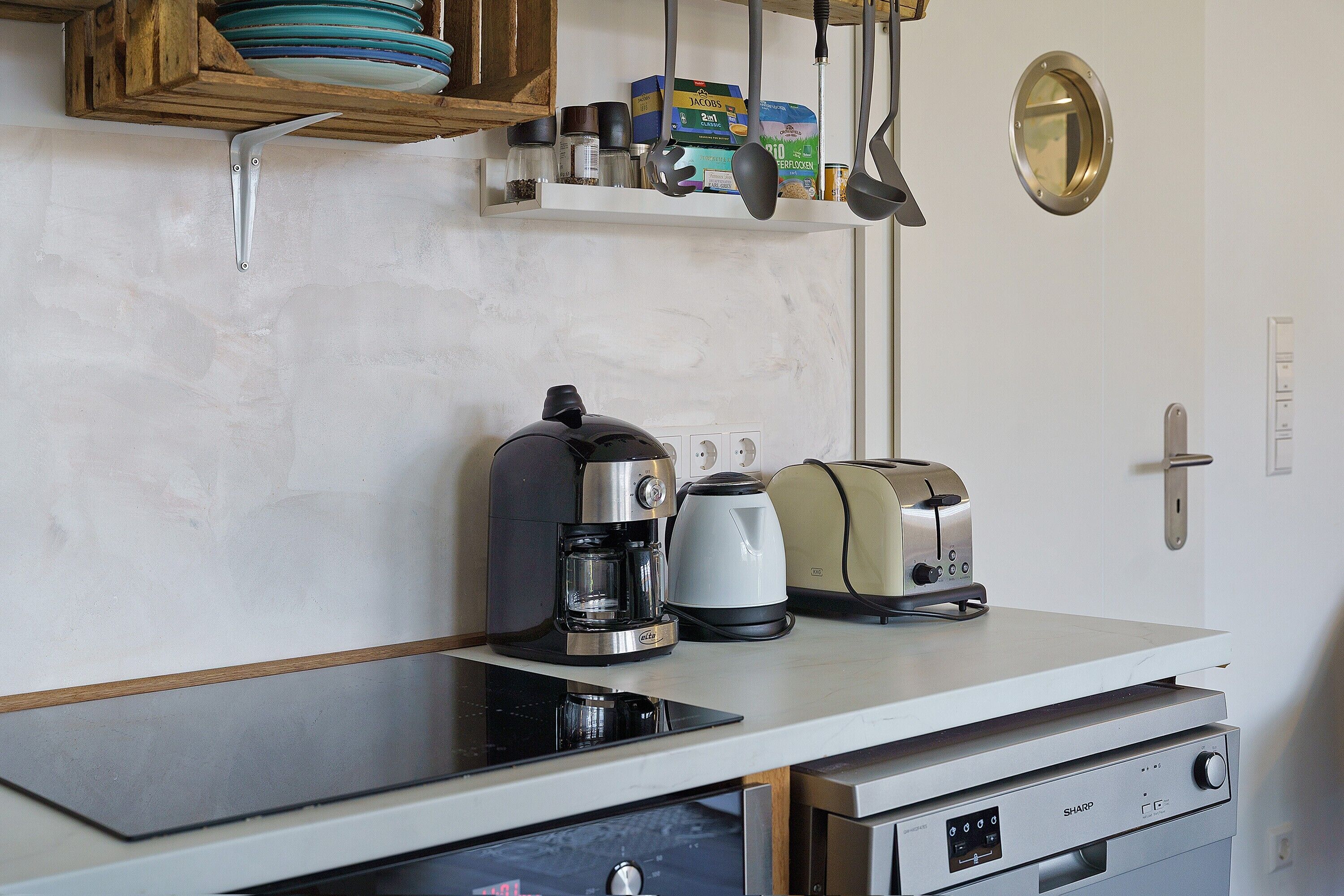 Fridge, oven, stovetop, dishwasher