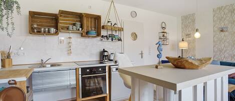 Fridge, oven, stovetop, dishwasher