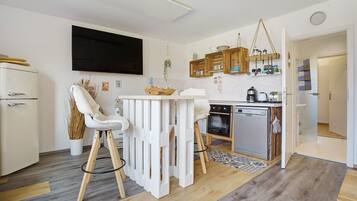 Fridge, oven, stovetop, dishwasher