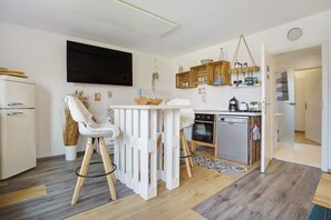 Fridge, oven, stovetop, dishwasher - Vacation Apartment Nordisch kühl for 2 Guests (30 m²) in Alt-Reddevitz (Mönchgut)