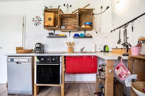 Fridge, oven, stovetop, dishwasher