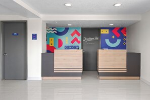Lobby - King | Howard Johnson | Near Disney Excitement with Free Shuttle | Pool Fun (Kissimmee)