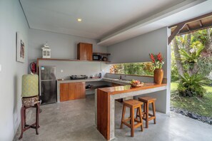 Vila, vista para a piscina | Cozinha privada | Geladeira, micro-ondas, cooktop