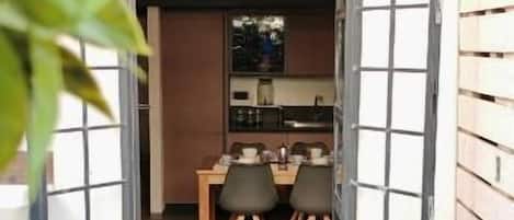 Suite estudio familiar, vista al jardín | Restaurante al aire libre