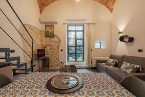 Family Studio Suite, Garden View | Living area - Via Roma 106 Apartment (SASSARI)