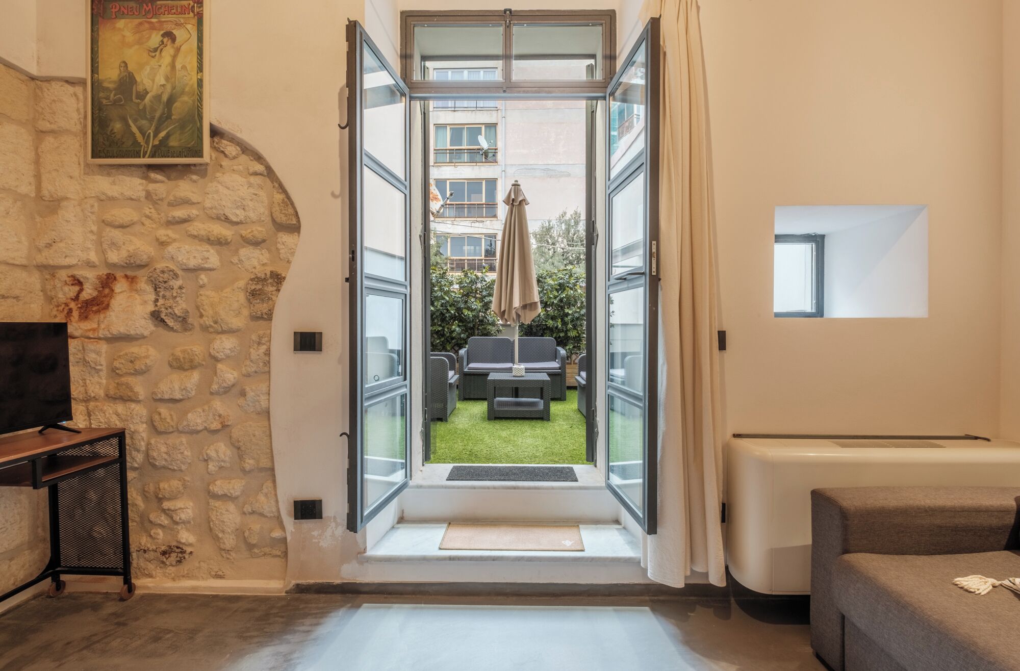 Family Studio Suite, Garden View | Living area