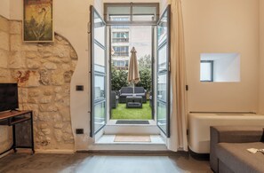 Family Studio Suite, Garden View | Living area - Via Roma 106 Apartment (SASSARI)