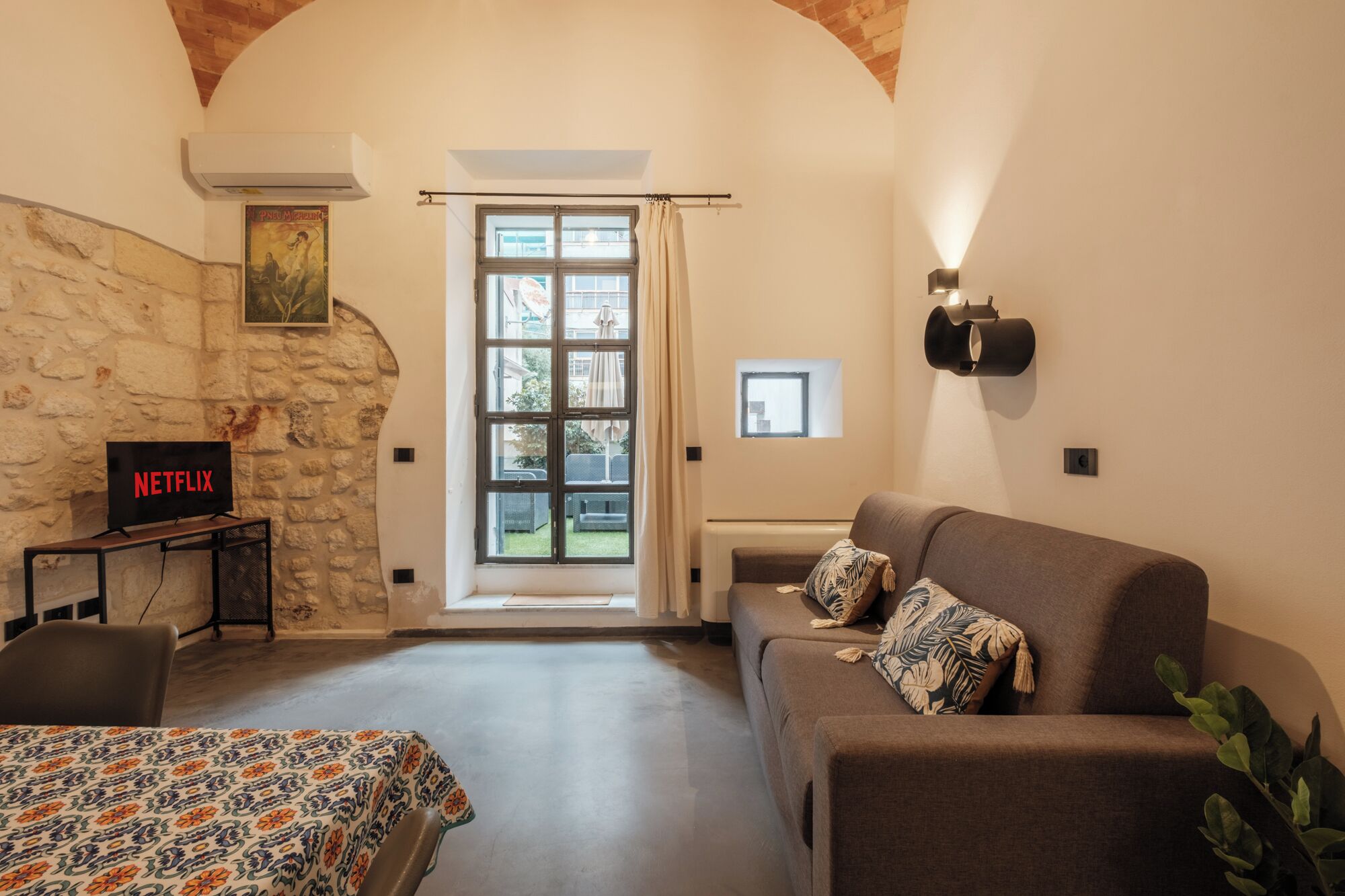 Familien-Studiosuite, Gartenblick | Wohnbereich | Fernseher