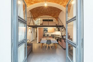 Perhestudiosviitti, näköala puutarhaan | Ruokailu