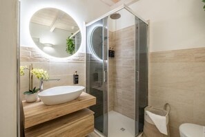Basic Room, Balcony, City View | Bathroom