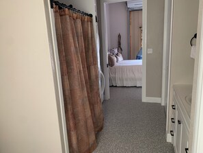 2 bedrooms, iron/ironing board, bed sheets - Brooks Barndo (Boerne)