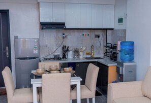 Een moderne keuken met een koelkast, fornuis en waterdispenser.