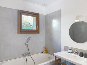 Towels, toilet paper - Very nice apartment in a pretty village house (Pigna)