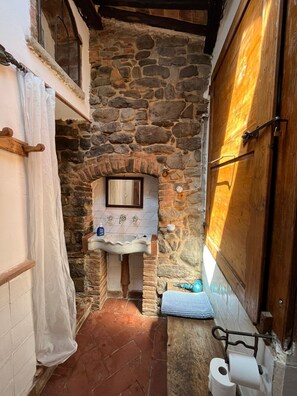 Shower, hair dryer, towels, soap - Historic house near Florence (Tobbiana)