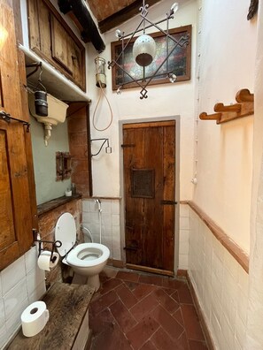 Shower, hair dryer, towels, soap - Historic house near Florence (Tobbiana)