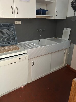 Private kitchen - Cottage 'Le Saulou' with Private Terrace and Private Garden (Sarlat-la-Canéda)