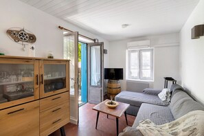 Living area - Cottage 'Le Saulou' with Private Terrace and Private Garden (Sarlat-la-Canéda)