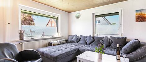 TV, fireplace, ping pong, stereo