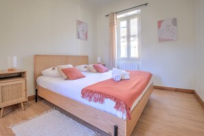 Room - Holiday Home 'Les Coquelicots' with Private Terrace and Wi-Fi (Saint-Cyprien)