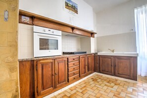 Private kitchen - Holiday Home 'Les Coquelicots' with Private Terrace and Wi-Fi (Saint-Cyprien)