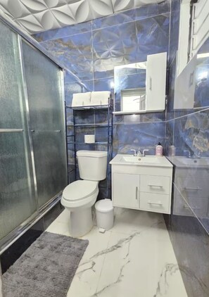 Toallas, jabón, papel de baño 