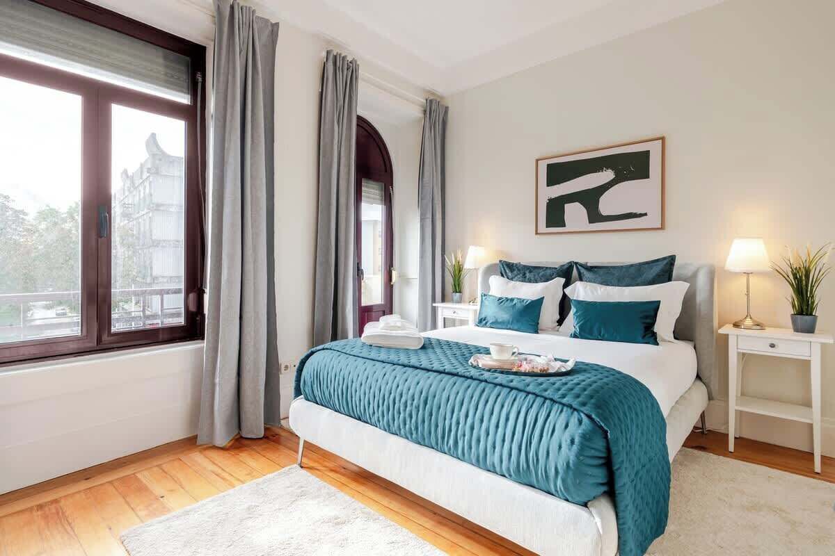 6 bedrooms, desk, iron/ironing board, travel crib