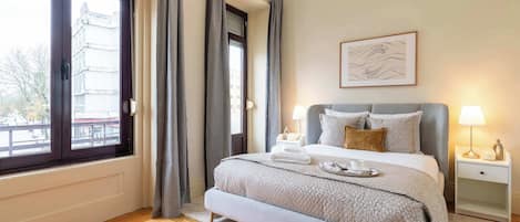 6 habitaciones, escritorio y tabla de planchar con plancha