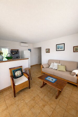 Living area - PROMO - Sea & mountain view - 6p - parking - Linen included (Corbara)