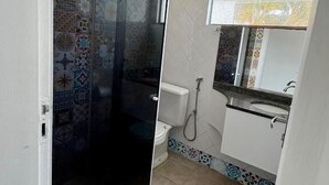 A bathroom with a shower, toilet, and sink. - BREEZE HOTEL (Natal)