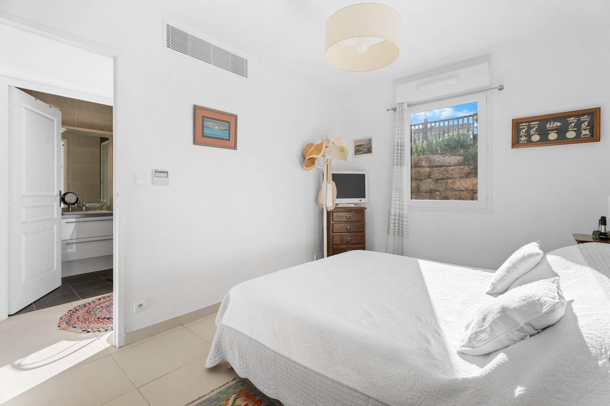 1 chambre, fer et planche à repasser, draps fournis