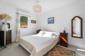 Room - Apartment 'Grand T2 Near the Beach' with Lake View, Shared Pool, and Air Conditioning (Six-Fours-les-Plages)