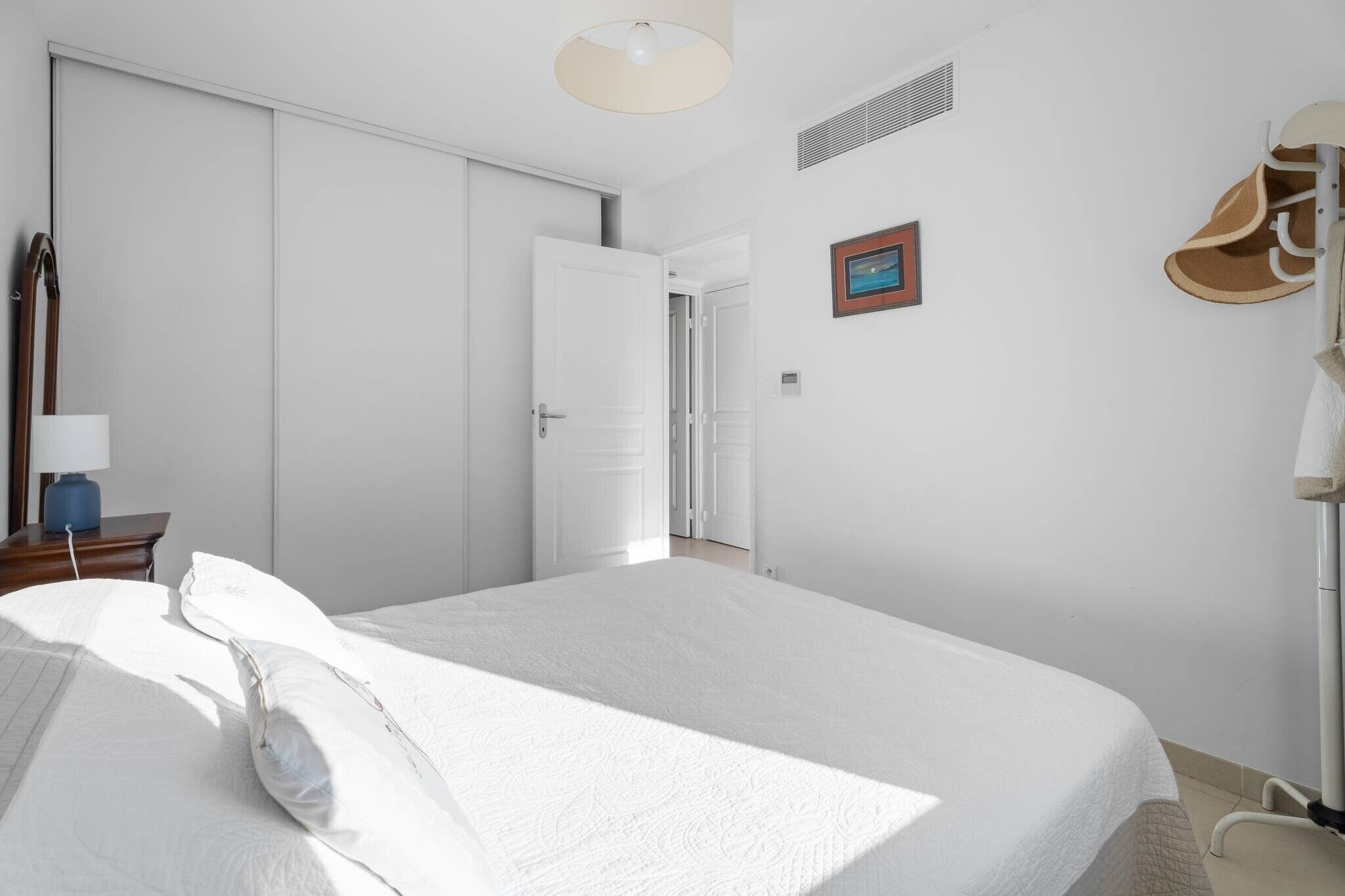 1 slaapkamer, een strijkplank/strijkijzer, beddengoed