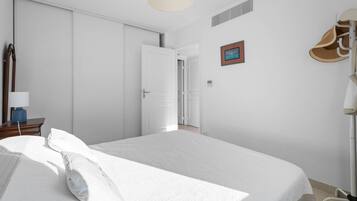 1 slaapkamer, een strijkplank/strijkijzer, beddengoed