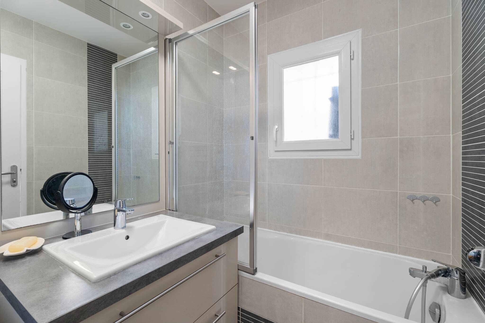 Douche, séchoir à cheveux, serviettes fournies