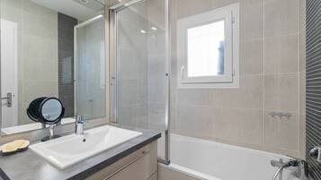 Shower, hair dryer, towels