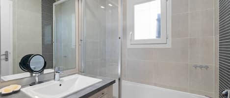 Douche, séchoir à cheveux, serviettes fournies
