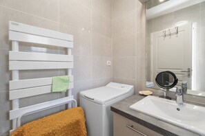 Bathroom - Apartment 'Grand T2 Near the Beach' with Lake View, Shared Pool, and Air Conditioning (Six-Fours-les-Plages)