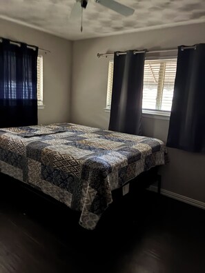 3 bedrooms, Internet, bed sheets - Serene 3-bedroom house with AC, on-site laundry in welcoming Arlington (Arlington)