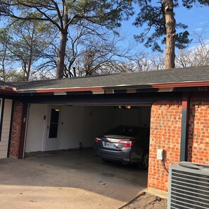 Property grounds - Serene 3-bedroom house with AC, on-site laundry in welcoming Arlington (Arlington)
