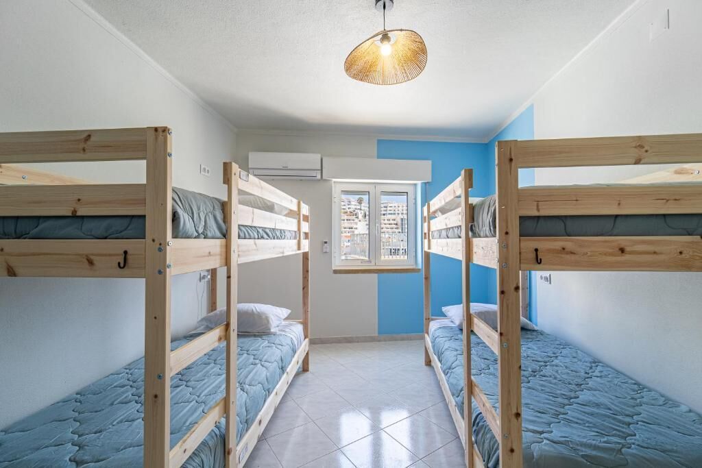 Eenvoudige slaapzaal, uitzicht op stad