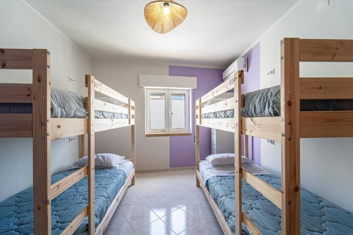 Dormitorio compartido, balcón, vista a la ciudad