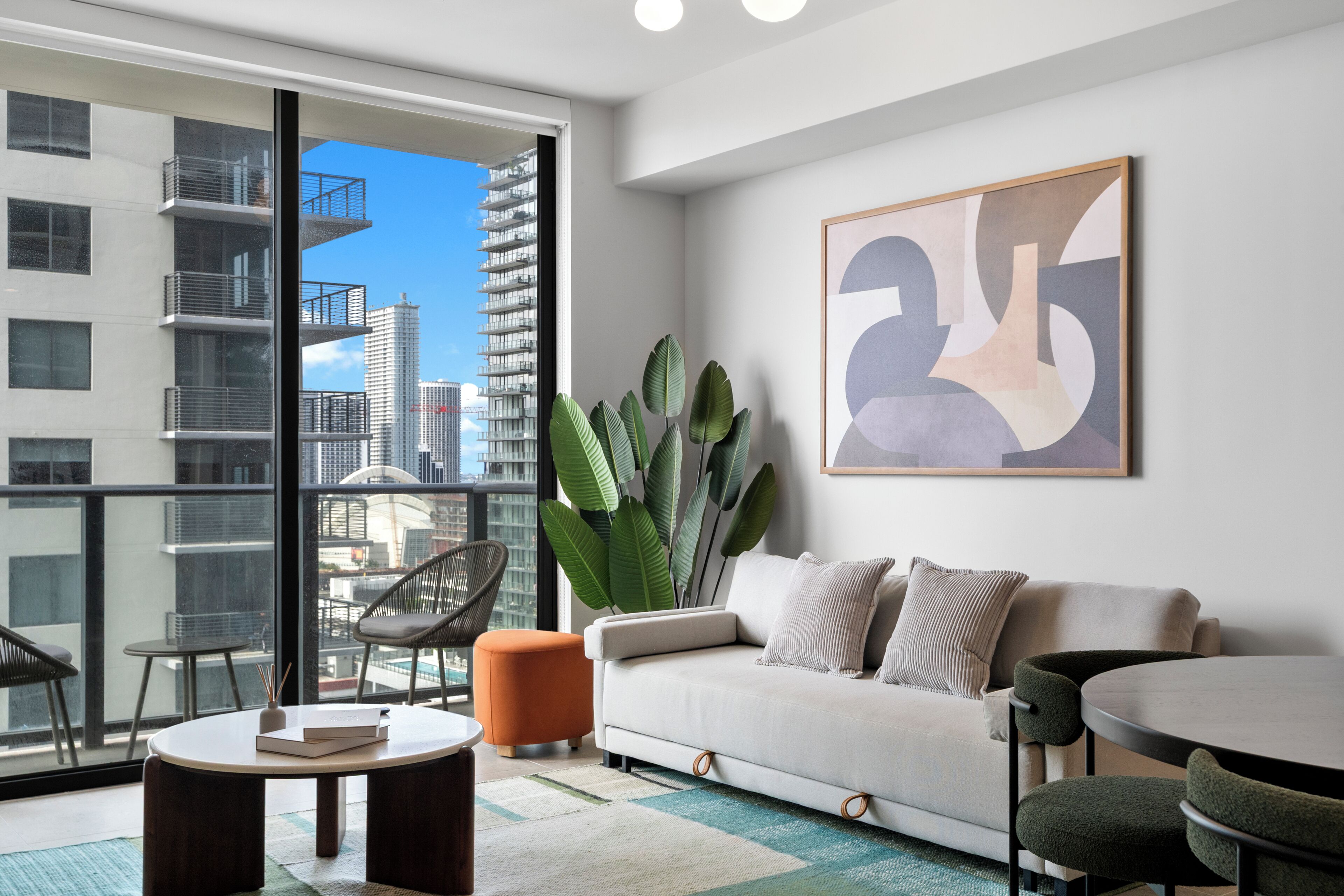 Apartamento básico, 1 habitación, vistas a la ciudad | Zona de estar | Televisión de 50 pulgadas con canales por cable