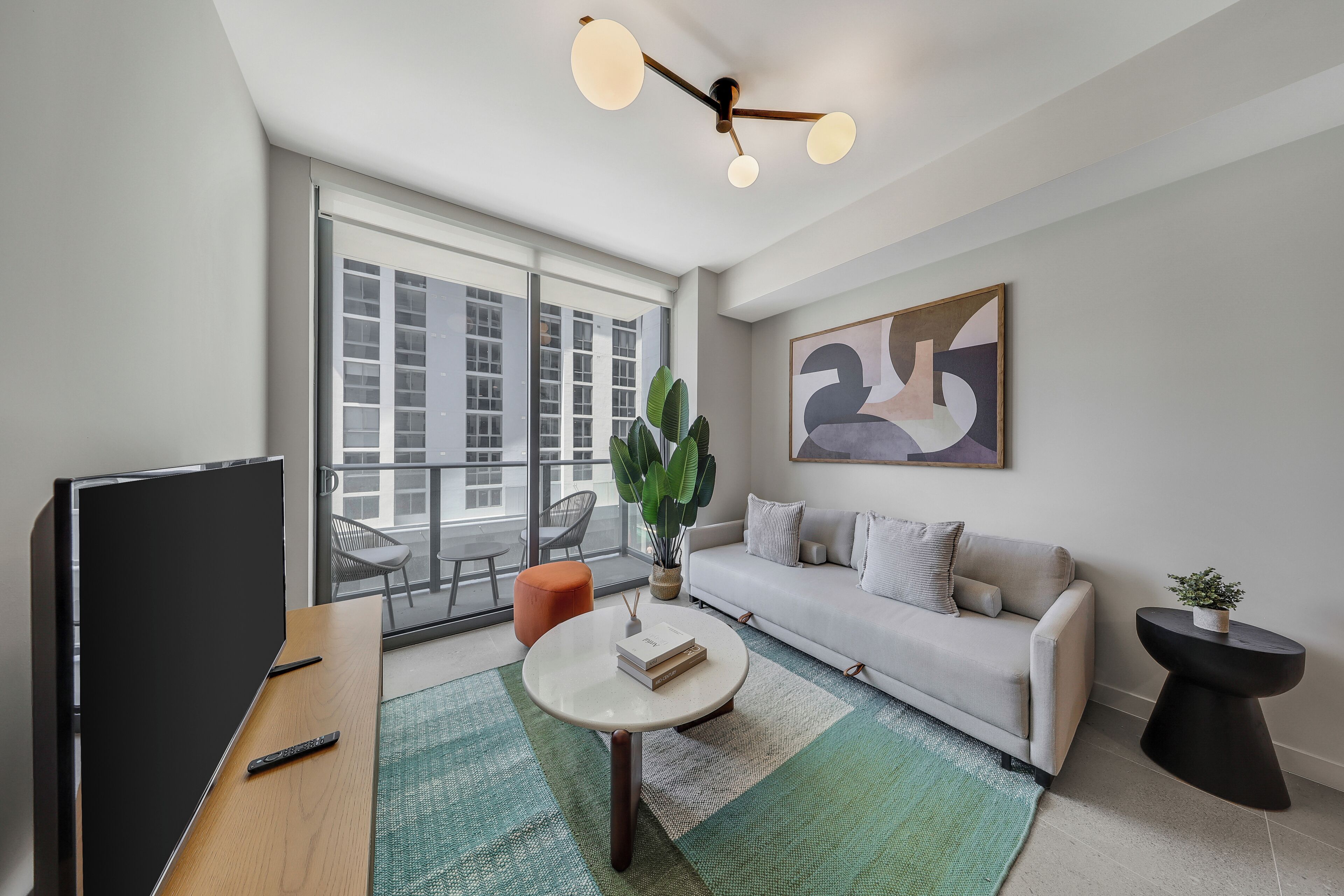 Apartamento exclusivo, 1 habitación, vistas a la ciudad | Zona de estar | Televisión de 50 pulgadas con canales por cable
